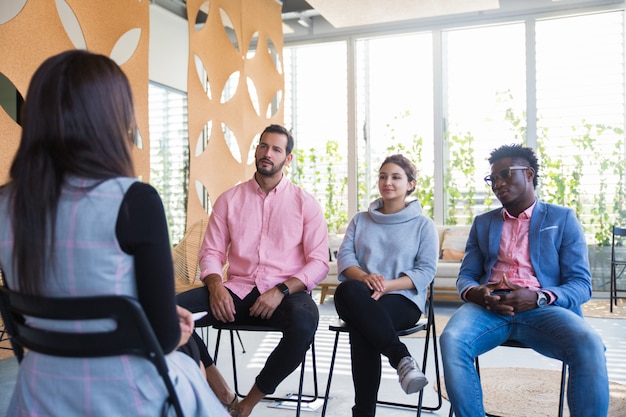 Consultor empresarial que comparte conocimientos con un grupo de colegas