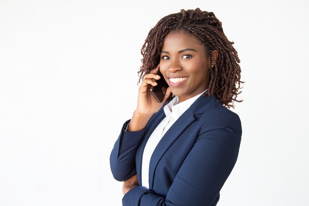 Consultor exitoso feliz hablando por teléfono móvil