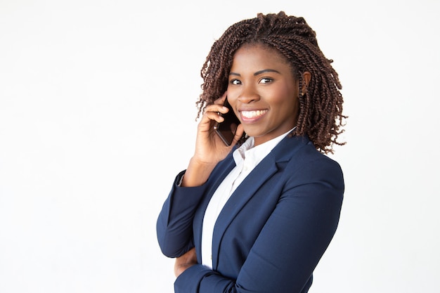 Consultor exitoso feliz hablando por teléfono móvil