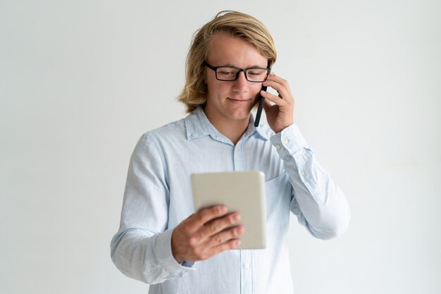 Consultor exitoso positivo hablando con el cliente