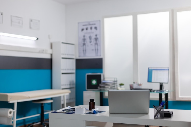 Foto gratuito consultorio médico vacío con equipos e instrumentos.
