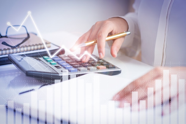 Contador calculando ganancias con gráficas de análisis financiero