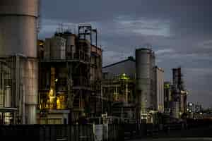 Foto gratuita contaminación ambiental y exterior de la fábrica por la noche.