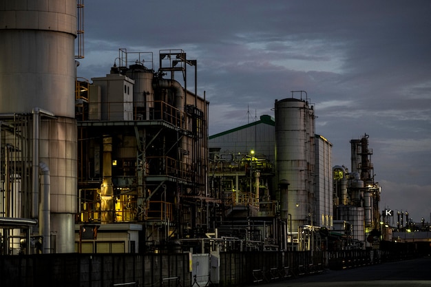 Contaminación ambiental y exterior de la fábrica por la noche.