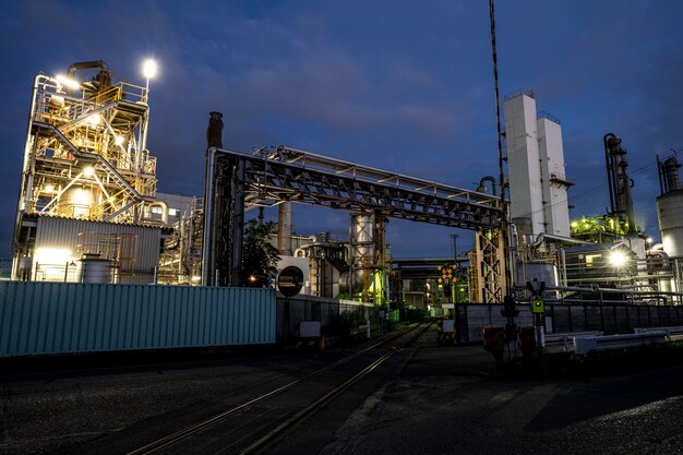 Contaminación ambiental y exterior de la fábrica por la noche.