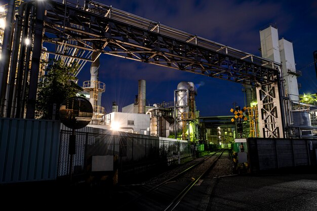 Contaminación ambiental y exterior de la fábrica por la noche.