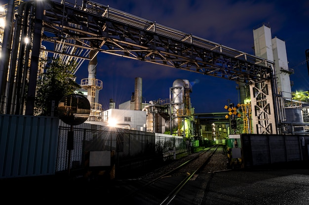 Contaminación ambiental y exterior de la fábrica por la noche.