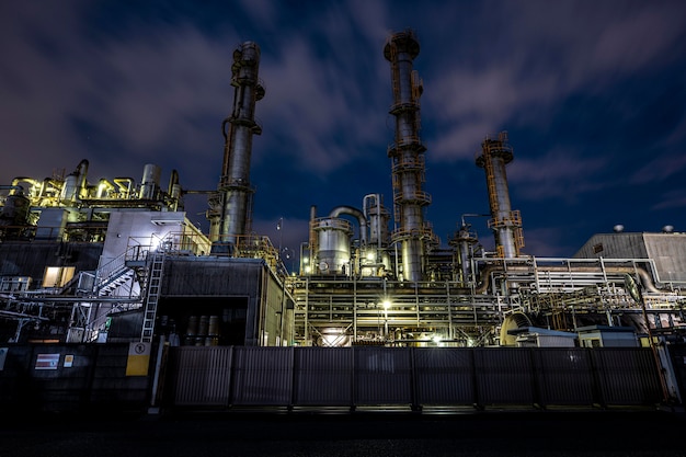 Contaminación ambiental y exterior de la fábrica por la noche.