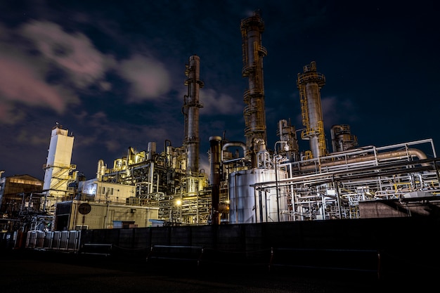 Foto gratuita contaminación ambiental y exterior de la fábrica por la noche.