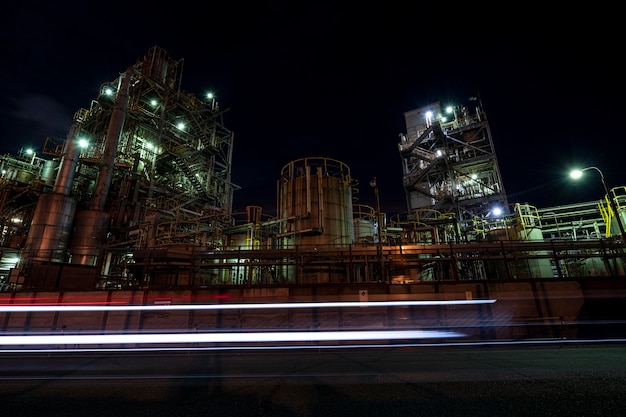 Contaminación ambiental y exterior de la fábrica por la noche.