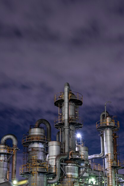 Contaminación ambiental y exterior de la fábrica por la noche.