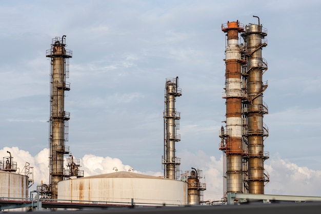 Contaminación ambiental y exterior de la industria a la luz del día.