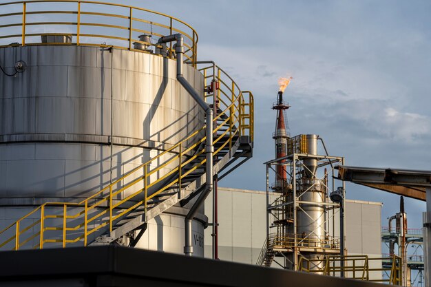 Contaminación ambiental y exterior de la industria a la luz del día.