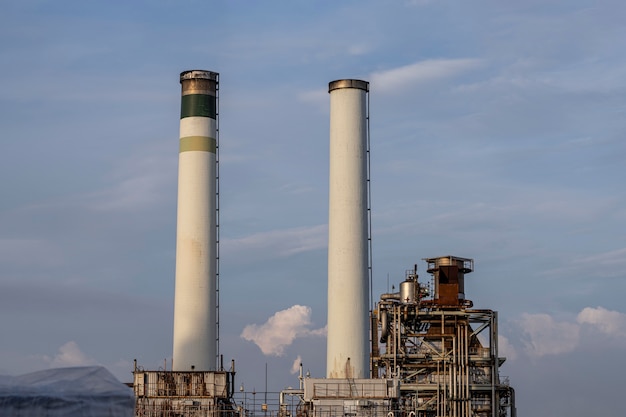 Contaminación ambiental y exterior de la industria a la luz del día.