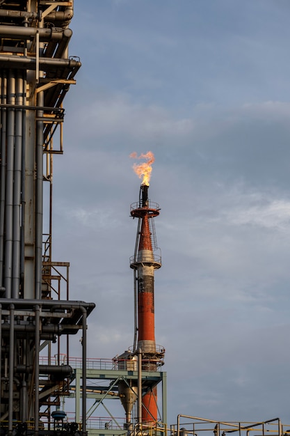 Contaminación ambiental y exterior de la industria a la luz del día.