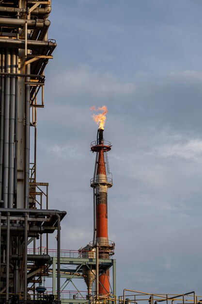 Contaminación ambiental y exterior de la industria a la luz del día.