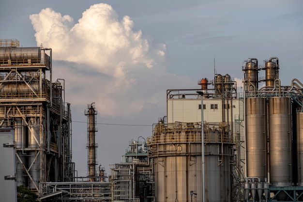 Contaminación ambiental y exterior de la industria a la luz del día.