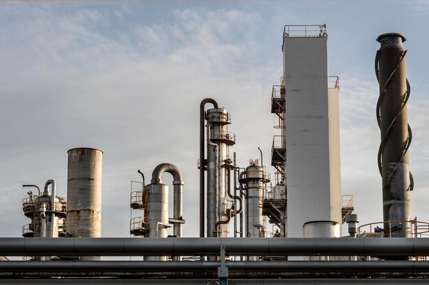 Contaminación e industria exterior a la luz del día.