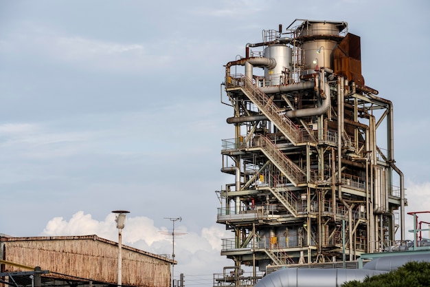 Contaminación e industria exterior a la luz del día.