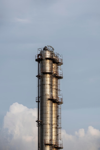 Contaminación e industria exterior a la luz del día.