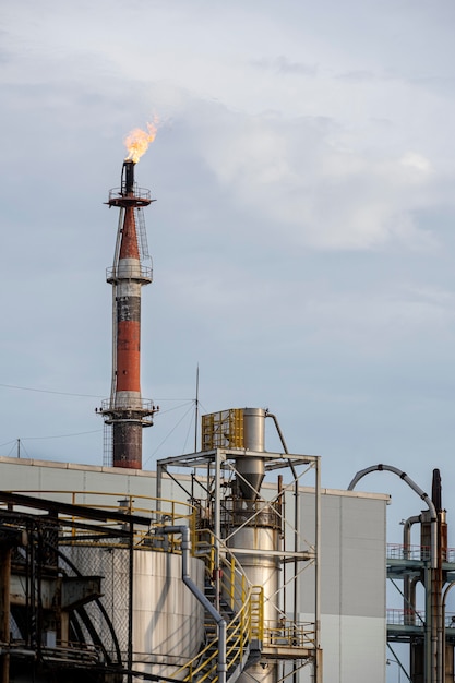 Contaminación e industria exterior a la luz del día.