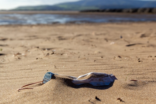 Foto gratuita contaminación en la playa