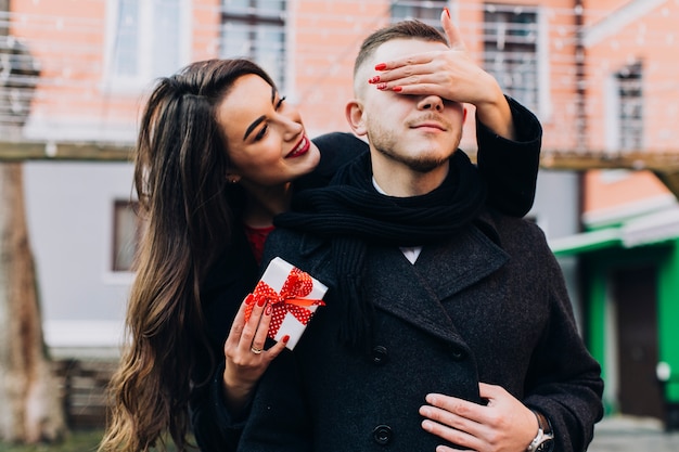 Foto gratuita conten mujer dando presente al hombre