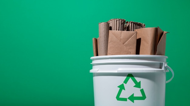 Contenedor de reciclaje con artículos de cartón