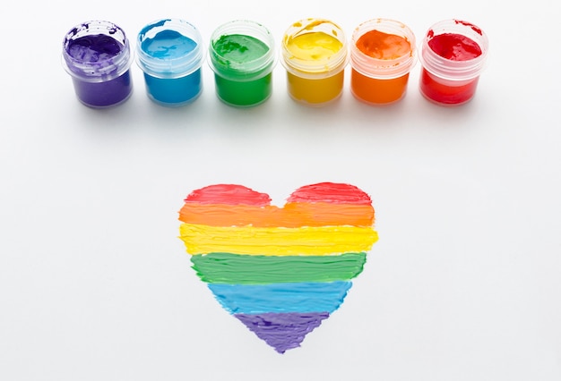 Contenedores de pintura arcoiris para orgullo, amor y corazón