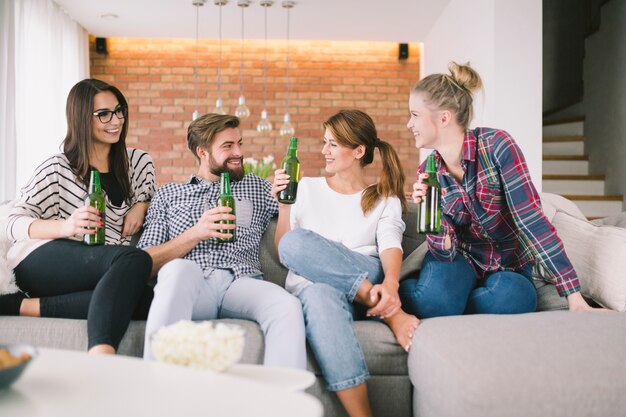 Contenido amigos disfrutando de cerveza después de la fiesta