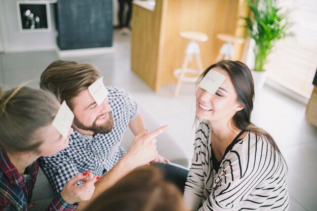 Contenido amigos disfrutando del juego con nombres