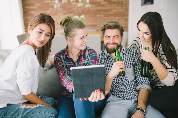 Foto gratuita contenido amigos tomando selfie en fiesta