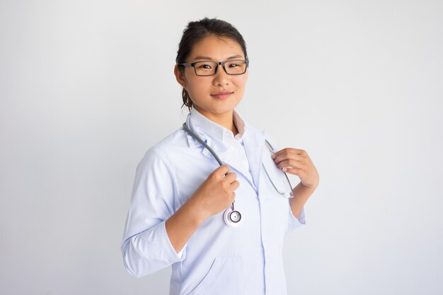 Contenido bastante joven doctora asiática en uniforme.