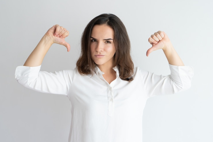 Foto gratuito contenido chica en camisa blanca orgullosa de sí misma.
