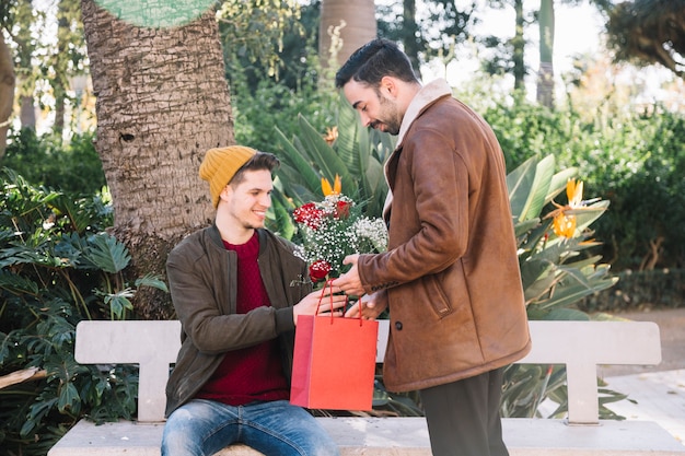 Contenido gay pareja celebrando aniversario