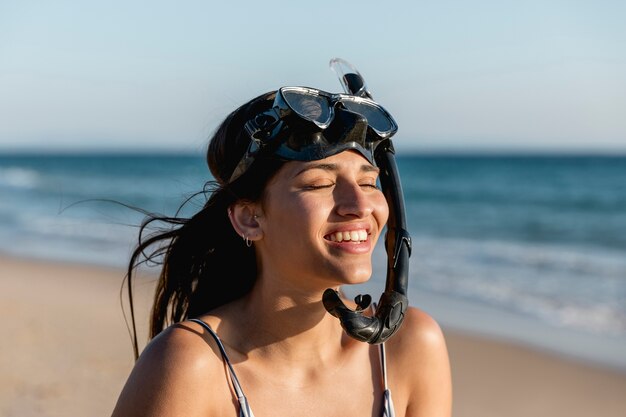 Contenido hermosa mujer en máscara de snorkel en resort