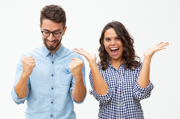 Contenido joven pareja celebrando el éxito