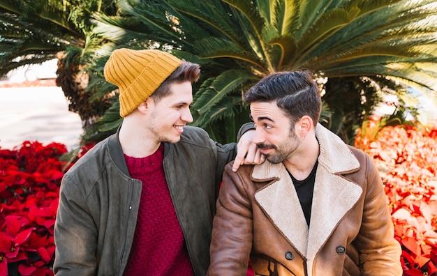 Foto gratuita contenido masculino pareja posando en el parque