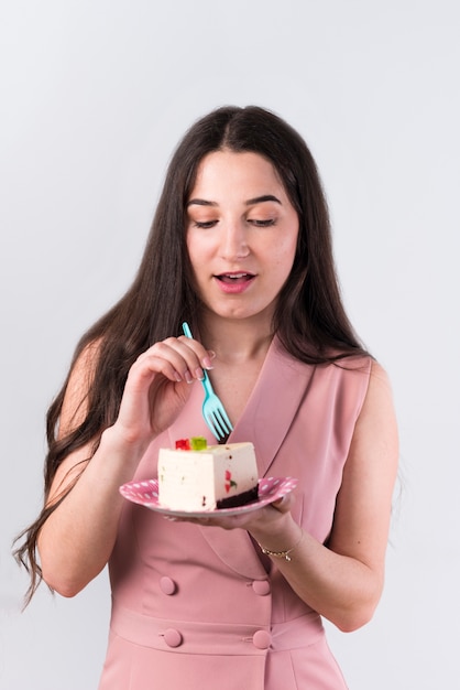 Contenido mujer comiendo pastel de cumpleaños