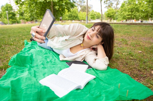 Contenido mujer mujer con smartphone en el parque