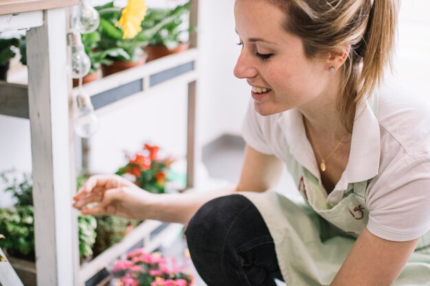 Contenido mujer que trabaja en floristería