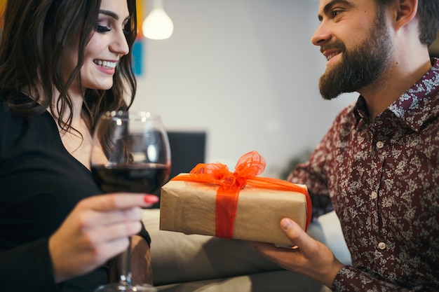 Contenido mujer con vino presente