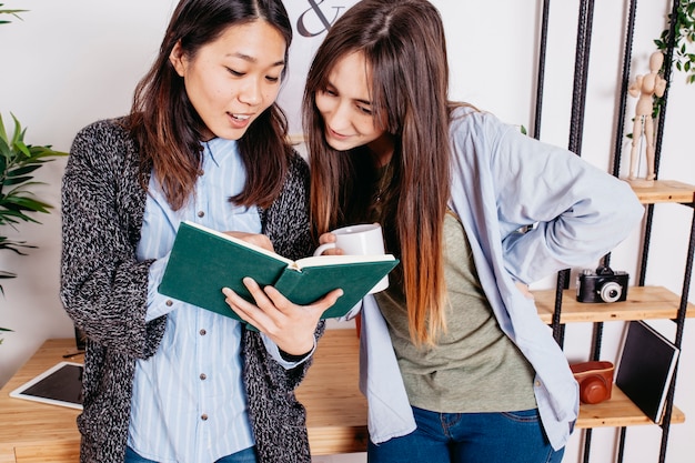 Foto gratuita contenido mujeres explorando un libro interesante