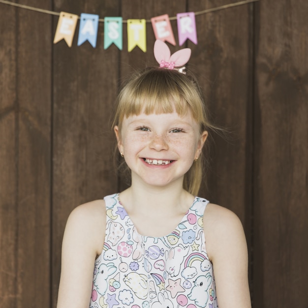 Foto gratuita contenido niña en pascua