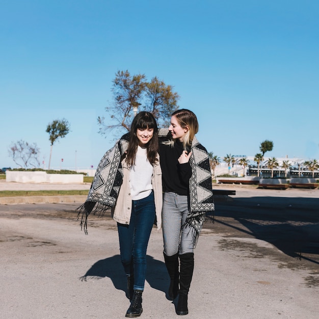 Contenido novias con bufanda caminando juntos