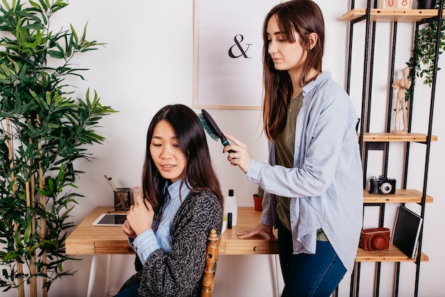 Foto gratuita contenido novias jóvenes haciendo peinado