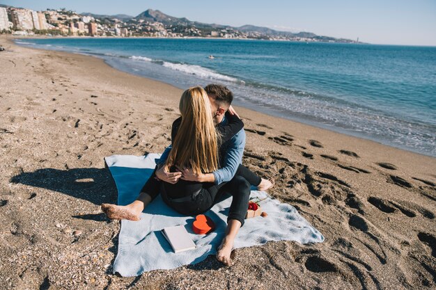 Contenido pareja abrazar en la costa