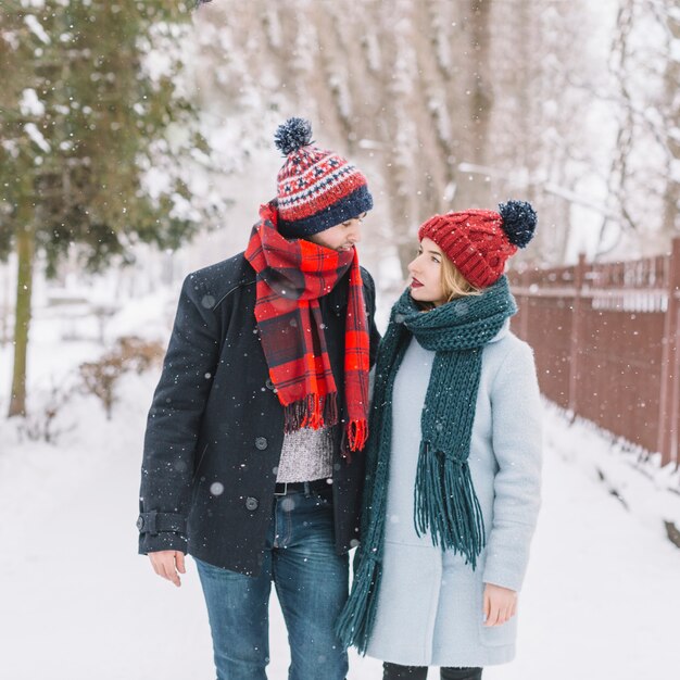 Contenido pareja caminando en las nevadas