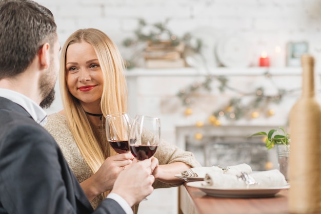 Contenido pareja disfrutando de una cena romántica