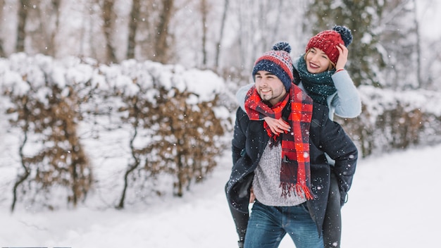 Contenido pareja romántica en el bosque de invierno